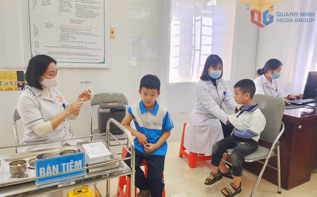 Y, bác sĩ Trạm Y tế phường Quảng Yên thực hiện tiêm bù vắc-xin bại liệt cho trẻ em trong chương trình tiêm chủng mở rộng.