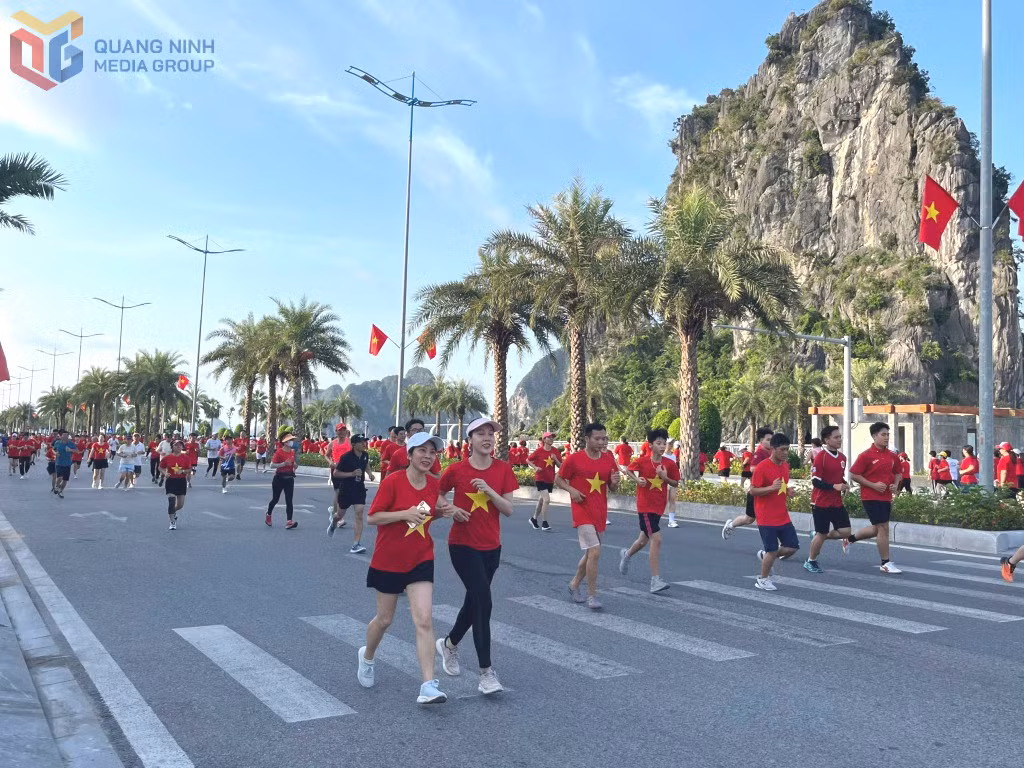 Các VĐV tham gia Giải chạy phong trào phường Hạ Long chào mừng Đại hội Đảng bộ phường Hạ Long lần thứ I, nhiệm kỳ 2025-2030.