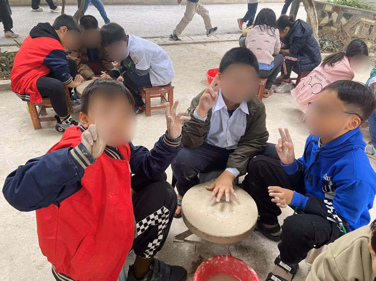 Trẻ em sẽ vui chơi an toàn nếu được người lớn hướng dẫn và giám sát. Ảnh: Đức Vân