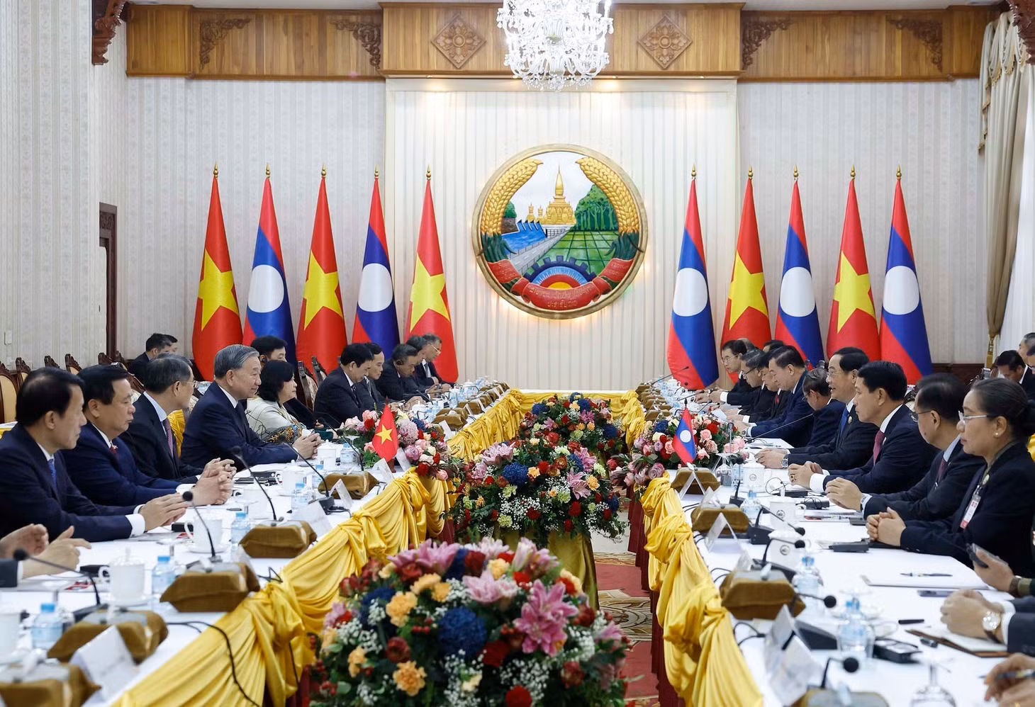 Tổng Bí thư Tô Lâm hội kiến Thủ tướng Lào Sonexay Siphandone. (Ảnh: Thống Nhất/TTXVN)
