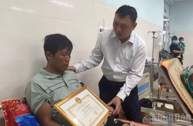 Chủ tịch Ủy ban nhân dân đặc khu Lý Sơn Nguyễn Văn Huy thăm hỏi, trao tặng Giấy khen cho ông Phan Duy Quang.