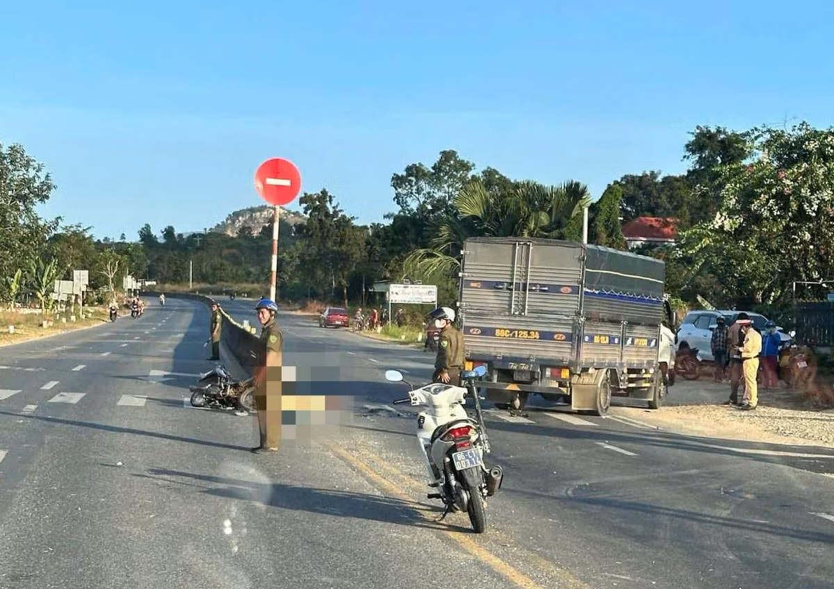Hiện trường xảy ra vụ tai nạn giao thông khiến 1 người tử vong tại chỗ. Ảnh: Duy Tuấn
