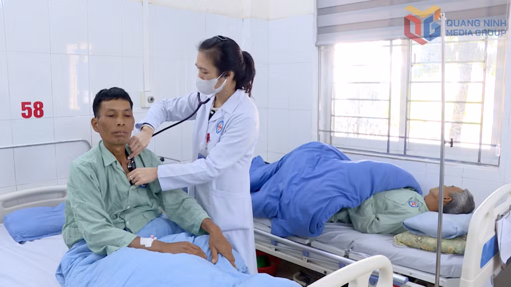 Bác sĩ Bệnh viện Đa khoa khu vực Tiên Yên thăm khám, điều trị cho bệnh nhân.