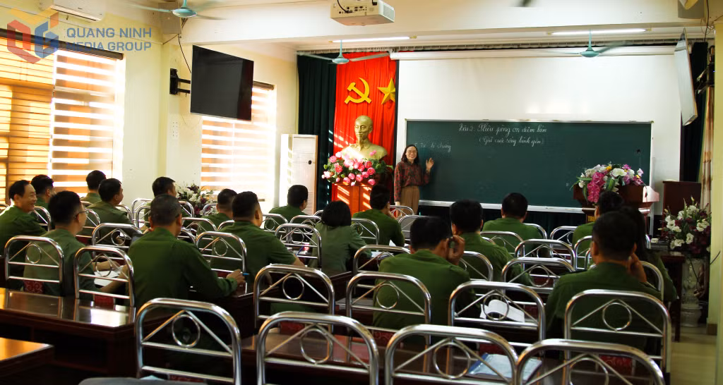Lớp học tiếng Dao cho cán bộ chiến sĩ công an tỉnh đang diễn ra tại 