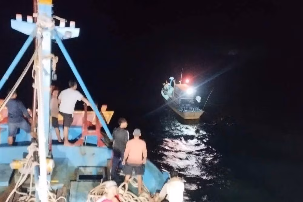 Tàu cá của ngư dân tham gia tìm cứu đã tiếp cận, lai dắt tàu cá gặp sự cố về đảo Phú Quý. Ảnh: Ngư dân cung cấp