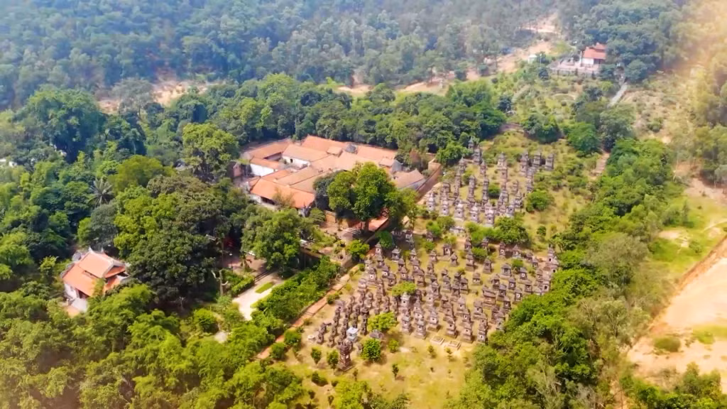 Chùa Bổ Đà (tỉnh Bắc Ninh) với khu vườn tháp gồm hơn 100 ngọn tháp, nằm trong quần thể Di sản thế giới "Yên Tử - Vĩnh Nghiêm - Côn Sơn, Kiếp Bạc".
