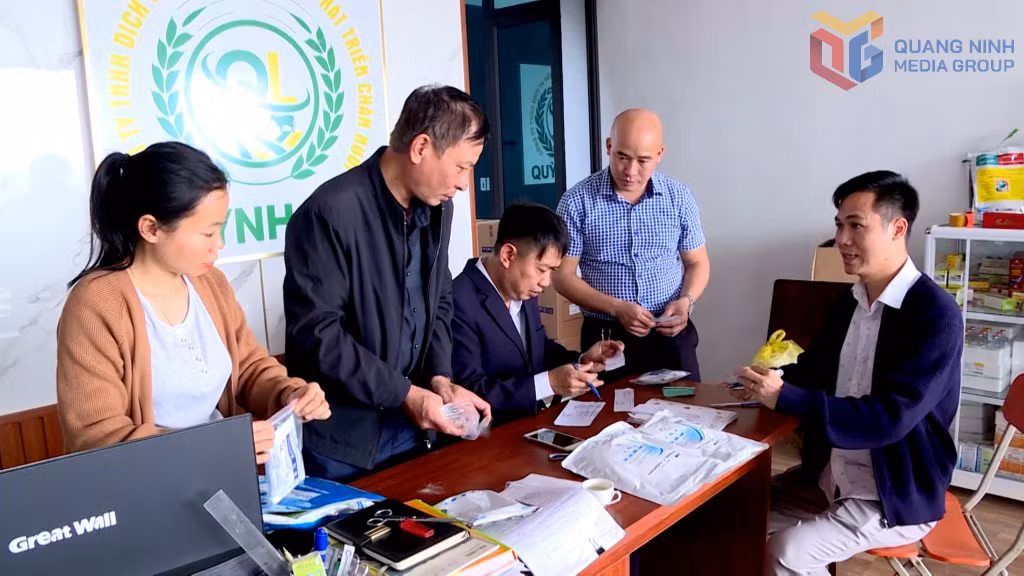 Các mẫu thức ăn chăn nuôi, thuốc thú y được Đoàn kiểm tra của Sở NN&MT tỉnh Quảng Ninh lấy mẫu để kiểm nghiệm chất lượng.