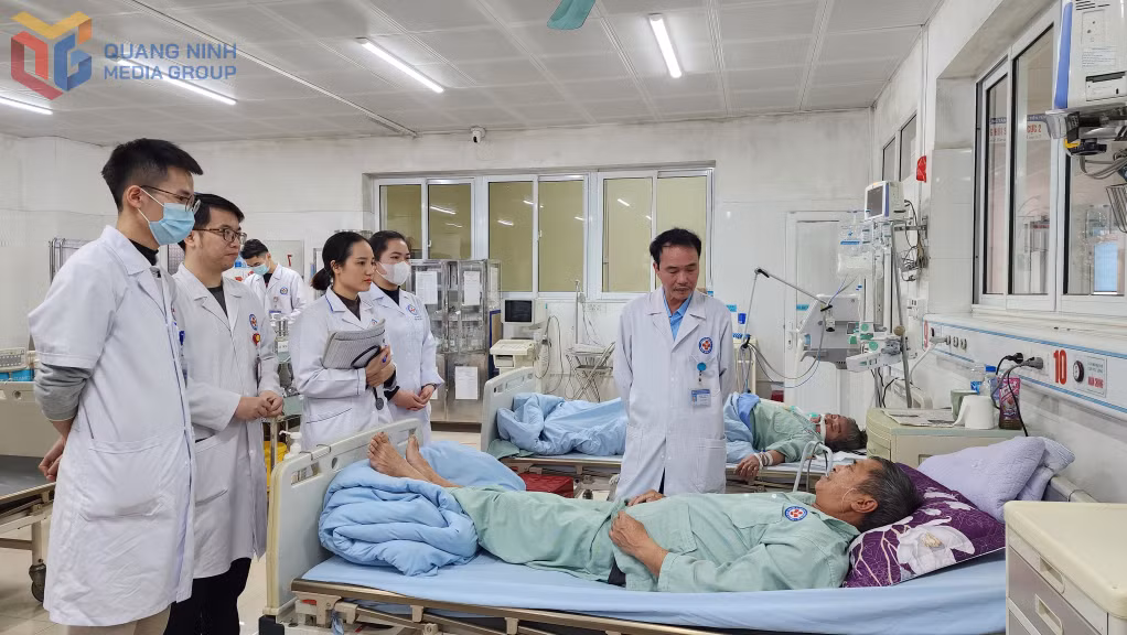 Các y, bác sĩ Khoa Cấp cứu - Hồi sức tích cực - Chống độc (Bệnh viện Đa khoa khu vực Tiên Yên) thăm, khám sức khỏe cho người bệnh.