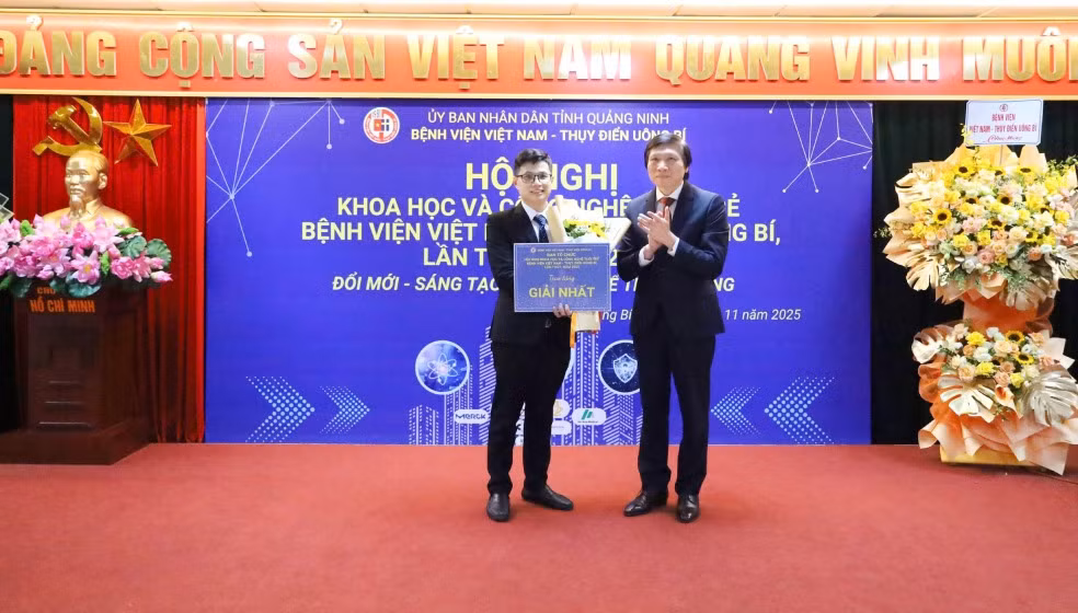 Bác sĩ Nguyễn Đình Bảng (trái) được trao Giải Nhất tại Hội nghị Khoa học và Công nghệ tuổi trẻ Bệnh viện Việt Nam - Thuỵ Điển Uông Bí năm 2025.