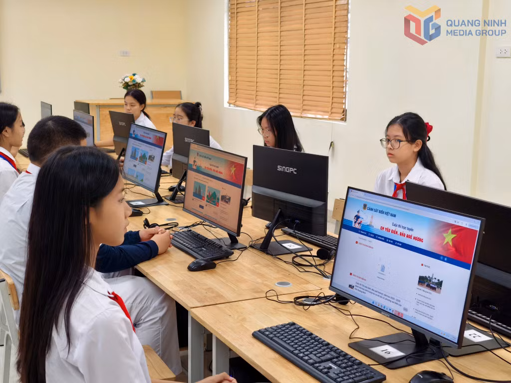 Trường THCS Trọng Điểm tổ chức cuộc thi trực tuyến “Em yêu biển, đảo quê hương” năm học 2025 – 2026 tại Phòng Tin học của trường.