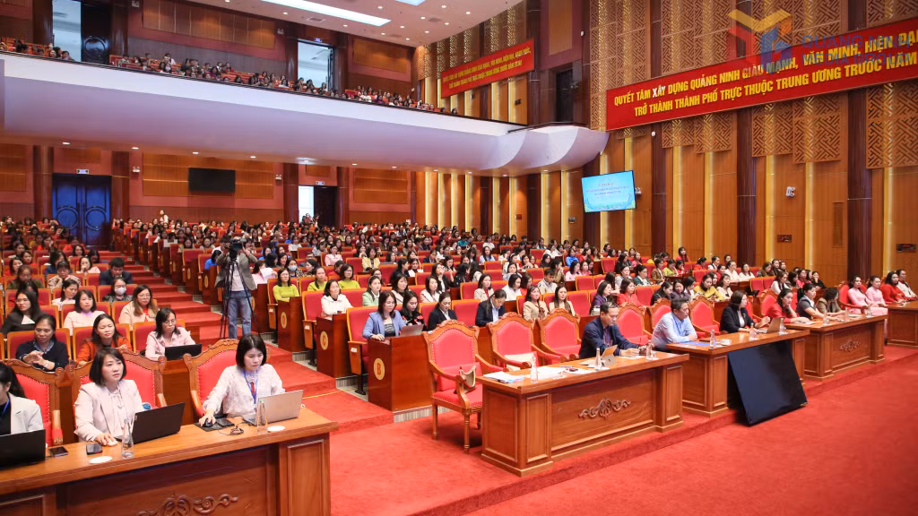 Các vị đại biểu và các thầy cô giáo dự lễ khai mạc hội thi Giáo viên chủ nhiệm lớp giỏi cấp tiểu học tỉnh Quảng Ninh, năm học 2025-2026.
