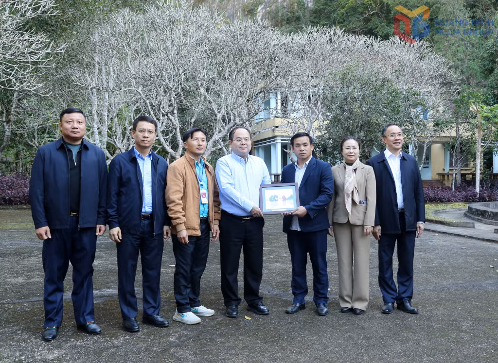 Đồng chí Bí thư Tỉnh ủy cùng đoàn đại biểu tặng quà lưu niệm cho Ban Quản lý Khu căn cứ địa cách mạng tại Viêng Xay.