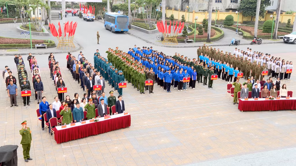 Các lực lượng phường Cẩm Phả ra quân tuyên truyền, vận động toàn dân chấp hành pháp luật, tích cực tham gia tố giác tội phạm, giữ gìn an ninh trật tự tại khu dân cư.