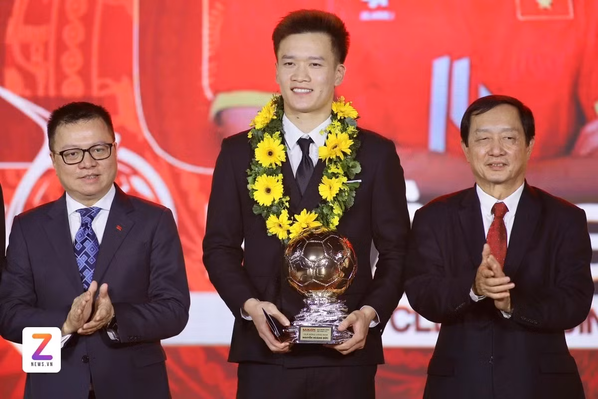 Hoàng Đức nhận cú đúp giải Cầu thủ được yêu thích và Quả bóng vàng.