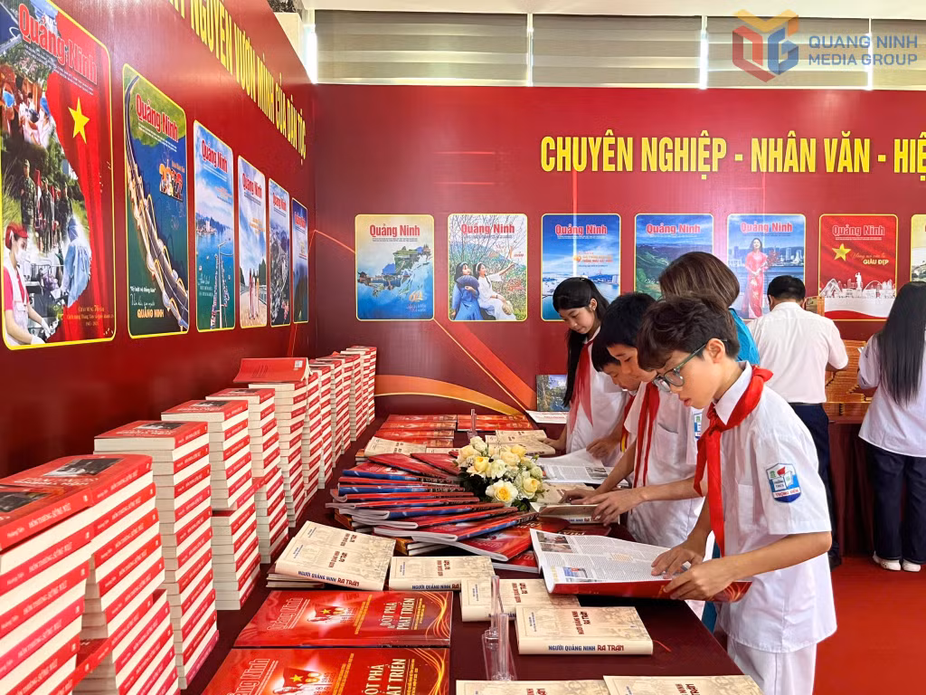 Các em học sinh tham quan, đọc các ấn phẩm báo chí đặc biệt của Báo và Phát thanh, Truyền hình Quảng Ninh ra mắt chào mừng Đại hội Đảng bộ tỉnh lần thứ XVI.