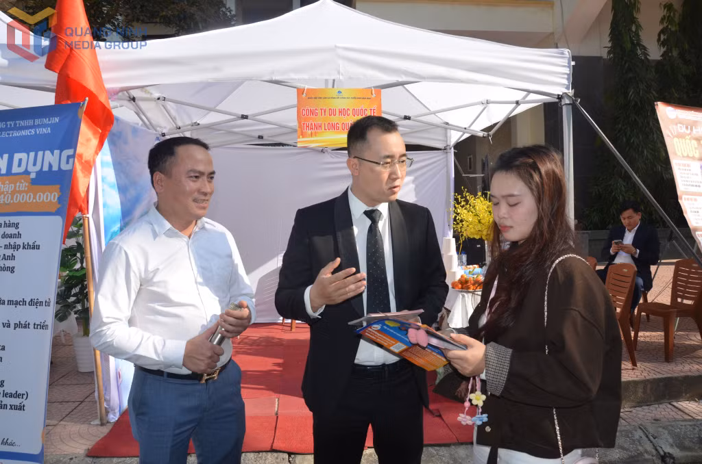 Sinh viên Trường Đại học Hạ Long tìm hiểu thông tin về doanh nghiệp tại Diễn đàn Ngày hội việc làm năm 2025.