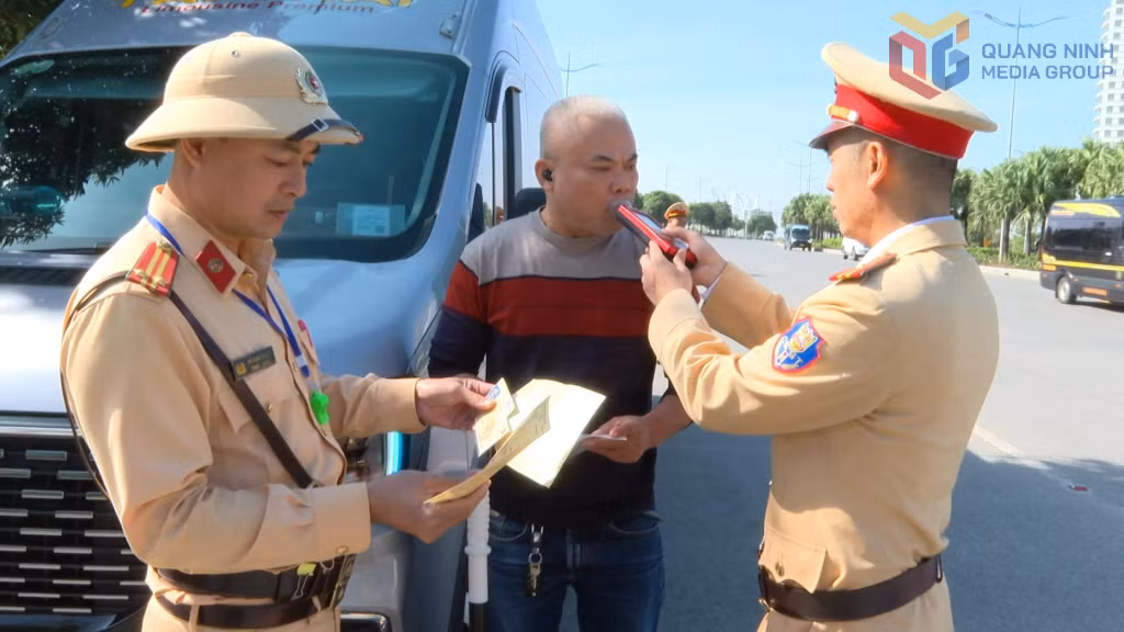 Lực lượng CSGT kiểm tra nồng độ cồn đối với lái xe khách lưu thông trên quốc lộ 18A đoạn đi qua địa bàn phường Tuần Châu.