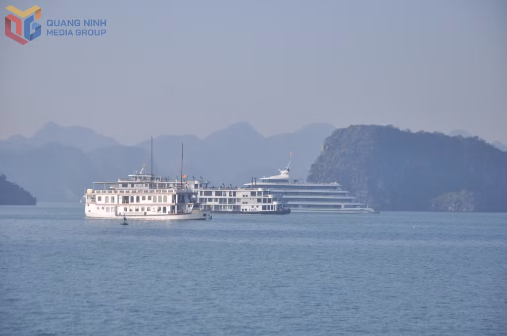 Quảng Ninh hiện có trên 100 tàu thủy lưu trú du lịch phục vụ du khách lưu trú, nghỉ đêm trên vịnh Hạ Long.