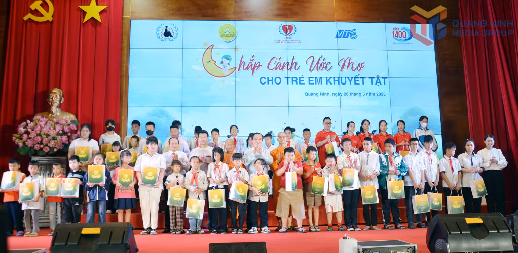 Đại diện Hội Cứu trợ trẻ em tàn tật Việt Nam, Hội Bảo trợ NKT-TMC tỉnh, Quỹ Vì trẻ em khuyết tật Việt Nam cùng các nhà hảo tâm trao tặng quà cho trẻ em có hoàn cảnh đặc biệt Chương trình
