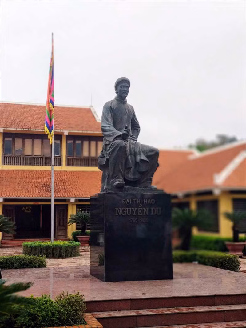Tượng đài của Nguyễn Du trong khu tưởng niệm tại quê nhà. Ảnh: Quang Đại
