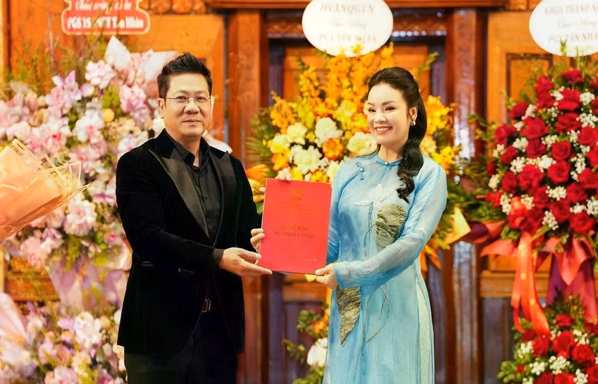 Tiến sĩ, NSND Quốc Hưng trao quyết định bổ nhiệm chức danh Phó giáo sư cho NSƯT Tân Nhàn. Ảnh: Bình Quách.