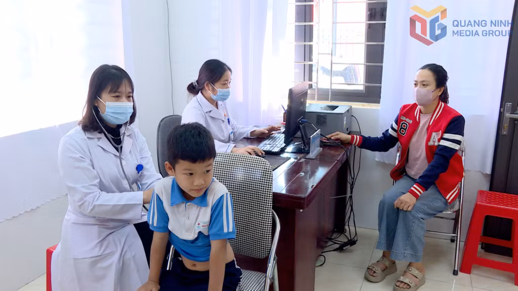 Cán bộ y tế Trạm Y tế phường Quảng Yên khám, theo dõi sức khỏe cho người dân.