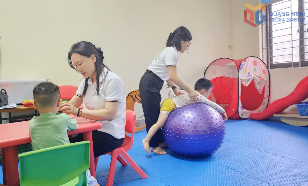 Trung tâm Trợ giúp xã hội Quảng Ninh đang duy trì mô hình trị liệu tâm lý miễn phí cho trẻ tự kỷ và rối nhiễu tâm trí.
