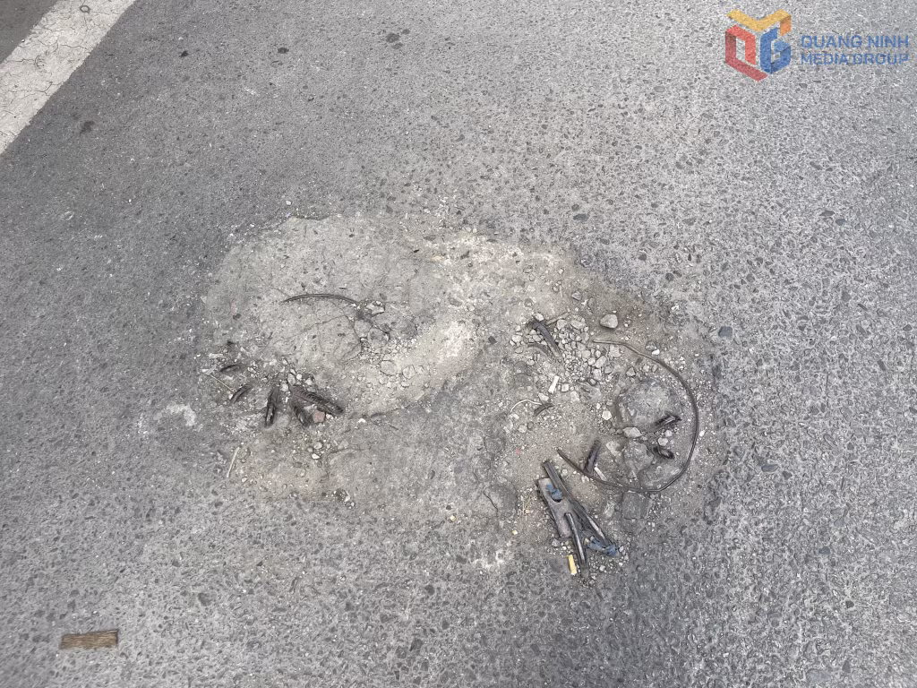 Hiện trạng các đoạn sắt gồ ghề nhô trên mặt đường tại tổ 35, khu Hà Trung 4, phường Hà Lầm.