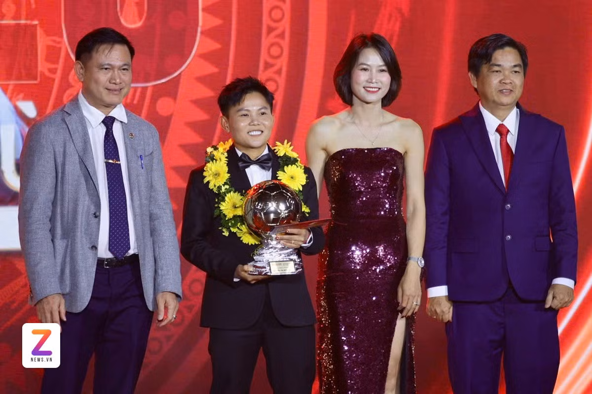 Bích Thùy lần đầu giành Quả bóng vàng nữ Việt Nam. Ảnh: Anh Tiến.