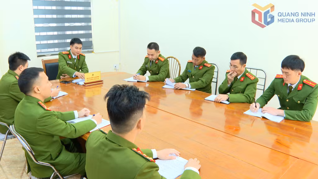 Công an xã Điền Xá họp bàn triển khai công tác tuyên truyền hướng dẫn pháp luật cho người dân.