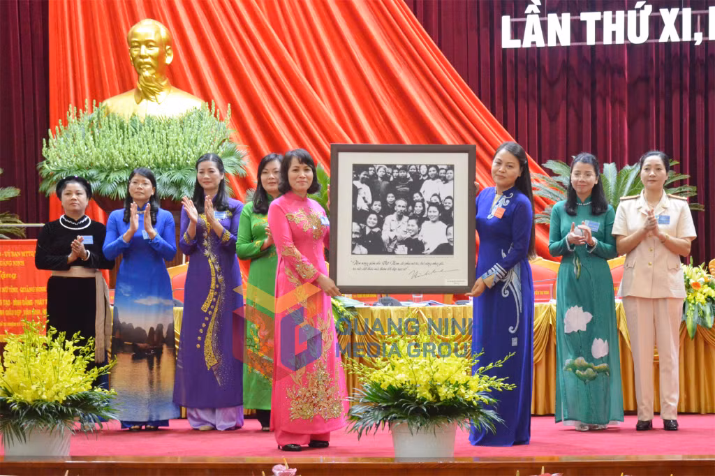 2016-11_Đại hội Đại biểu phụ nữ tỉnh lần thứ XI, nhiệm kỳ 2016-2021 - Trao Bằng khen cho các cá nhân đạt danh hiệu “Cán bộ Hội cơ sở giỏi 5 năm tiêu biểu toàn quốc”.