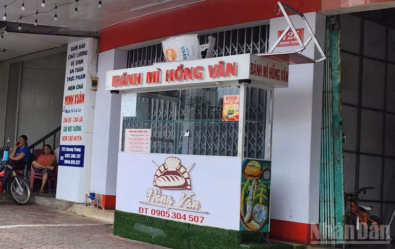 Ngay sau khi xảy ra vụ ngộ độc, điểm bán bánh mì Hồng Vân ở ngã tư Quang Trung-Lê Thánh Tôn tạm ngưng kinh doanh.
