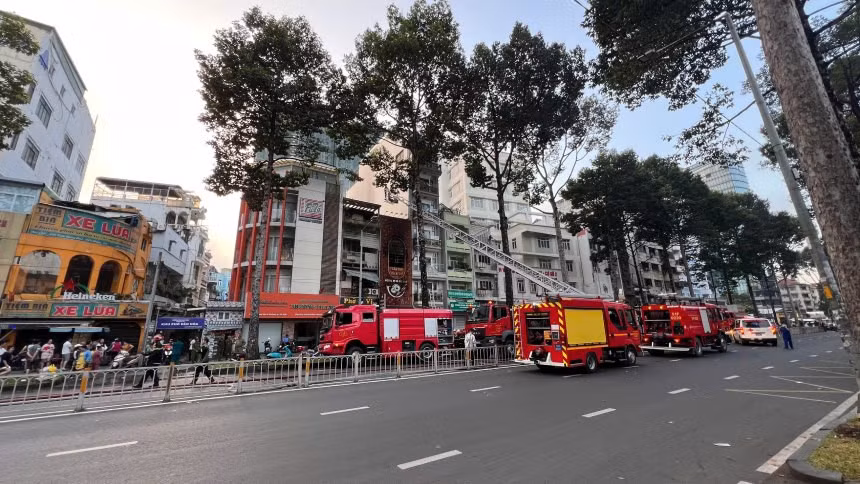 Cơ quan chức năng đang Phong tỏa hiện trường vụ cháy. Ảnh: Anh Tú