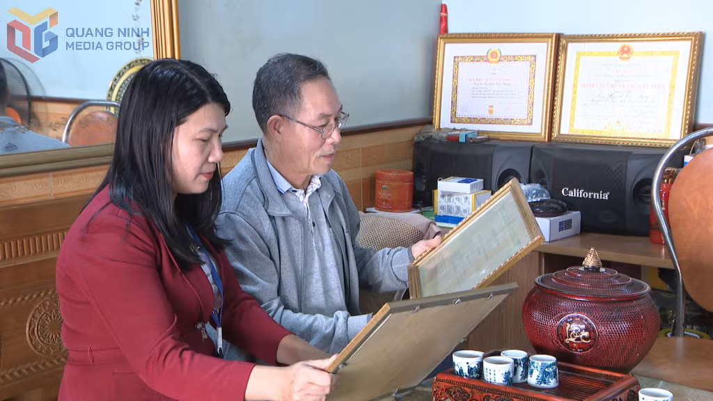 Ông Nguyễn Tiến Dũng, khu Đại Đán, phường Tuần Châu là một trong số những người được nhận quà của Đảng và Nhà nước.