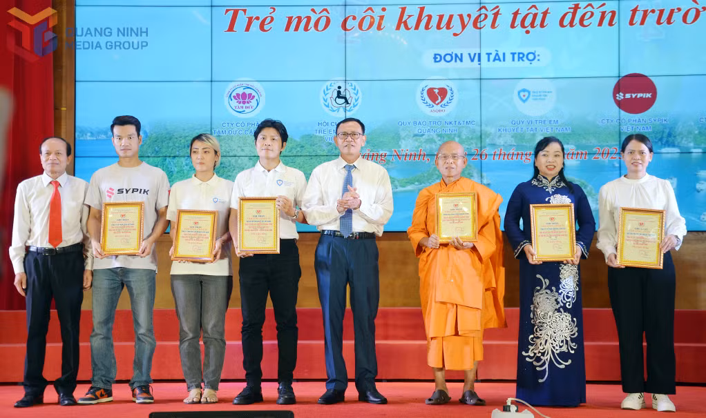 Hội Bảo trợ NKT&TMC tỉnh trao ghi nhận tấm lòng nhân ái đến các nhà tài trợ có nhiều đồng góp hỗ trợ học sinh hoàn cảnh đặc biệt trên địa bàn tỉnh Quảng Ninh tháng 5/2025.