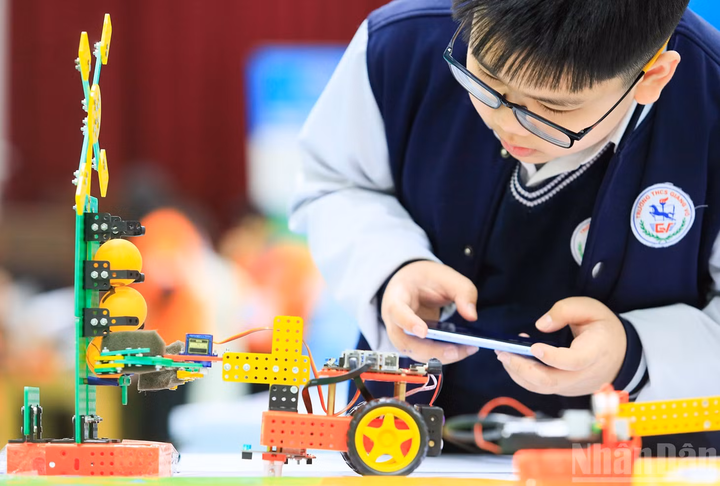 Tác phẩm: Đam mê chế tạo robot hướng tới chinh phục đỉnh cao công nghệ 4.0. Tác giả: Trần Văn Hiếu