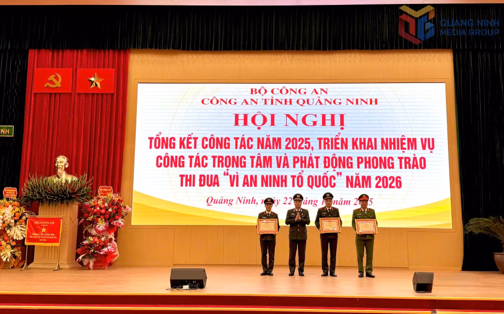 Thiếu tướng Trung, Giám đốc Công an tỉnh, thừa ủy quyền của Bộ trưởng Bộ Công an, trao danh hiệu chiến sĩ thi đua toàn lực lượng công an nhân dân cho cá nhân có thành tích.