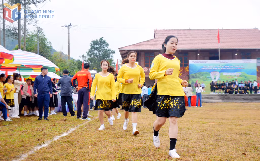 Các nữ cầu thủ từ đội Hòa An (Tuyên Quang) khởi động trước trận đấu.