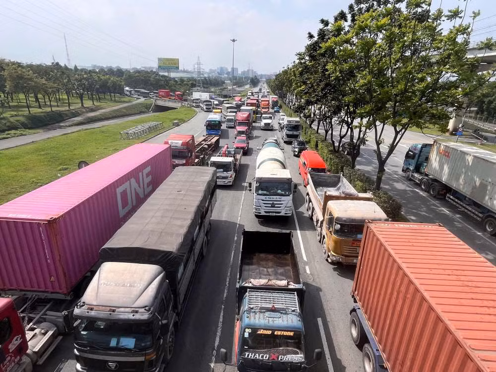 Hàng loạt xe nối dài qua khu vực bị tai nạn. Ảnh: Nguyễn Hoàng