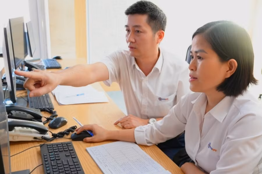 Chị Lan Anh luôn tự trau dồi kiến thức đồng thời thường xuyên trao đổi, học hỏi từ những đồng nghiệp trong đơn vị.
