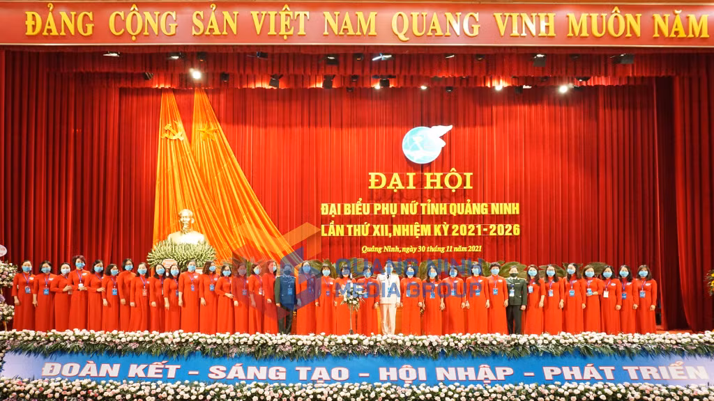 2021-11_Đại hội Đại biểu phụ nữ tỉnh lần thứ XII, nhiệm kỳ 2021-2026 - Ban Chấp hành ra mắt Đại hội.
