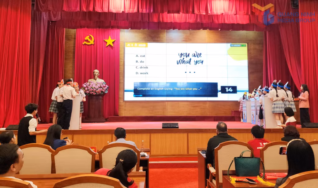 Các thí sinh tham gia phần thi Hiểu biết chung tại Hội thi.