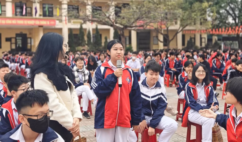 Truyền thông sức khỏe tại Trường THCS Nguyễn Trãi (phường Uông Bí)