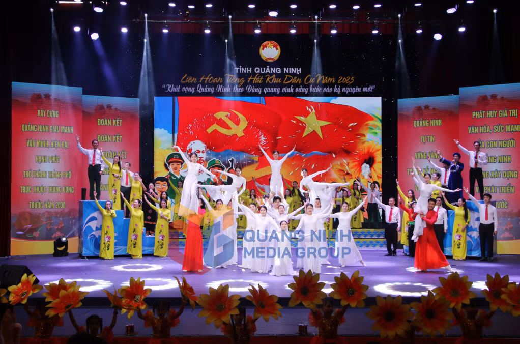 2025-11_Liên hoan Tiếng hát khu dân cư tỉnh Quảng Ninh năm 2025 - Tiết mục Khúc tri ân Ơn Đảng - Ơn Người của đội thi đặc khu Vân Đồn. Ảnh: Nguyễn Dung