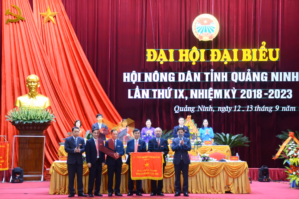2018-09_Đại hội Đại biểu HND tỉnh Quảng Ninh lần thứ IX, nhiệm kỳ 2018-2023 - tặng cờ Đơn vị xuất sắc nhiệm kỳ 2013-2018. Ảnh: Hoàng Nga