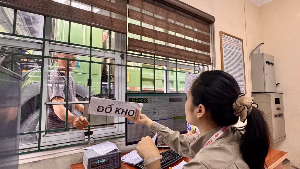 Giao - nhận than qua hệ thống cân điện tử tại Phân xưởng G9 Hóa chất Mông Dương, Công ty Kho vận và Cảng Cẩm Phả.