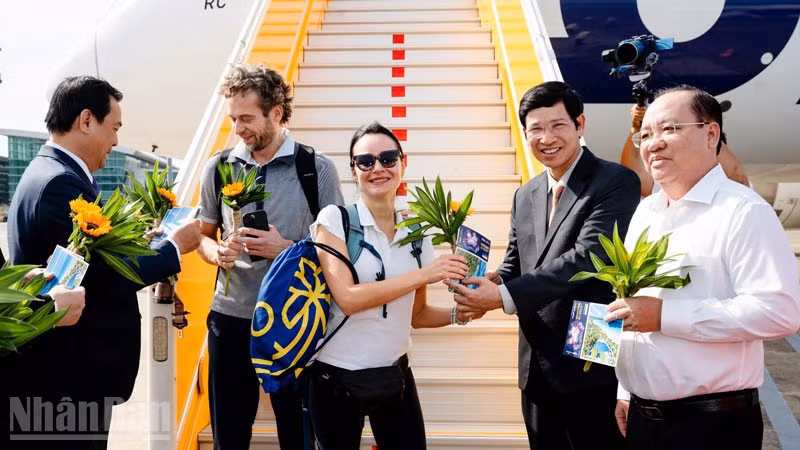 Lãnh đạo Bộ Văn hóa, Thể thao và Du lịch cùng tỉnh An Giang chào đón vị khách 20 triệu đến Việt Nam.