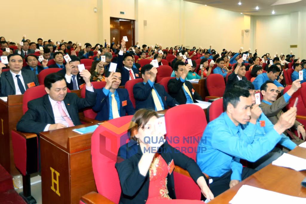 2018-03_Đại hội Công đoàn tỉnh Quảng Ninh lần thứ XIII, nhiệm kỳ 2018–2023 - Các đại biểu biểu quyết thông qua Nghị quyết Đại hội. Ảnh: Đỗ Giang