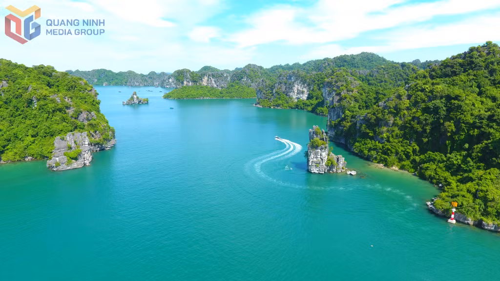 Vịnh Hạ Long với vẻ đẹp thiên tạo tuyệt mỹ, được coi là "thỏi nam châm" hút khách của du lịch Việt Nam.