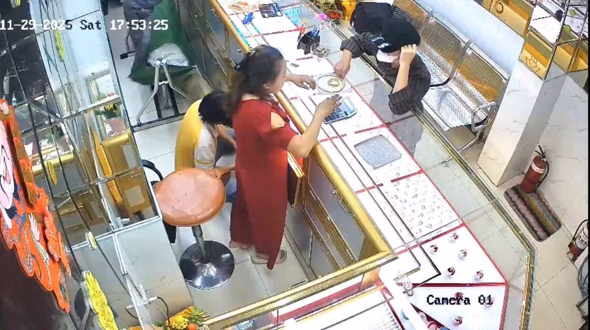 Camera ghi lại cảnh đối tượng vào bên trong tiệm vàng thực hiện hành vi cướp giật. Ảnh công an cung cấp